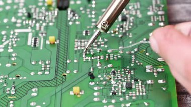 Elektrik devre kartındaki lehimleme videosu.
