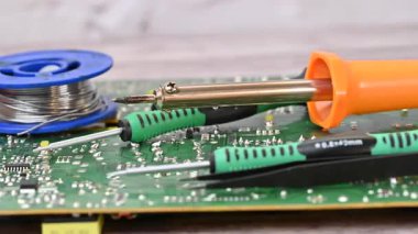 Lehim, lehim ve tornavidalı bir elektrik devre kartının videosu.