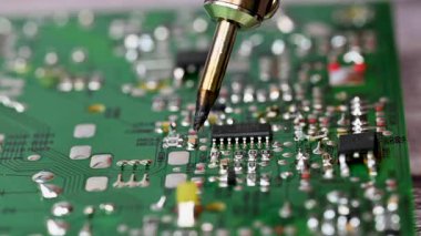 Lehim, lehim ve tornavidalı bir elektrik devre kartının videosu.