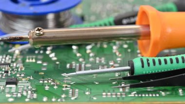 Lehim, lehim ve tornavidalı bir elektrik devre kartının videosu.
