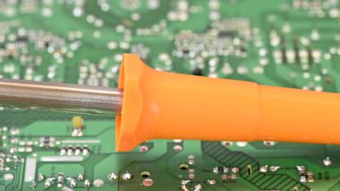 Lehim, lehim ve tornavidalı bir elektrik devre kartının videosu.