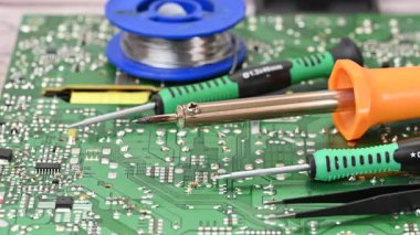 Lehim, lehim ve tornavidalı bir elektrik devre kartının videosu.