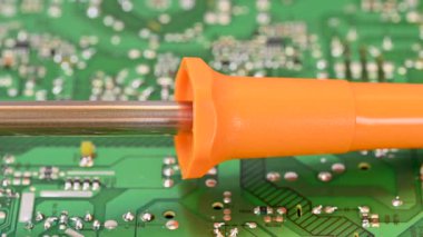 Lehim, lehim ve tornavidalı bir elektrik devre kartının videosu.