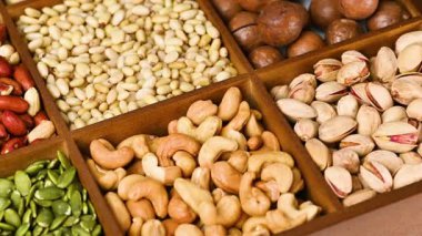 Fındık karışımının yakın çekim videosu.