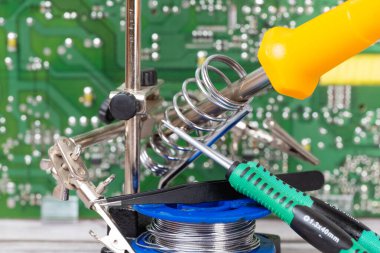 Levye ve tornavidayla bir elektrik devre kartının yakın çekimi.