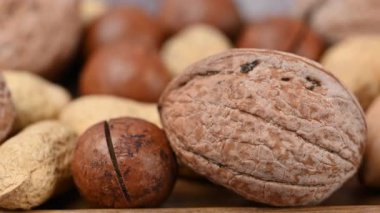 Kabuklarında karışık fındıkların yakın çekim videosu.