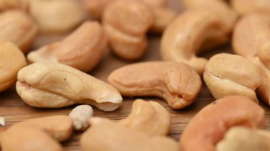 Kavrulmuş kaju fıstığının yakın çekim videosu.