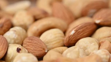 Kaju, fındık, badem ve şam fıstığı karışımının yakın çekim videosu.