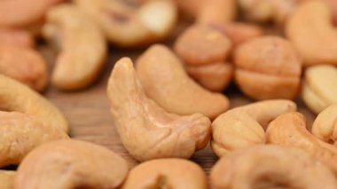 Kavrulmuş kaju fıstığının yakın çekim videosu.