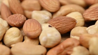 Kaju, fındık, badem ve şam fıstığı karışımının yakın çekim videosu.