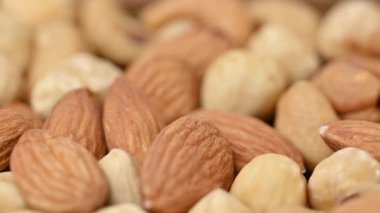 Kaju, fındık, badem ve şam fıstığı karışımının yakın çekim videosu.