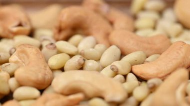Kaju, fındık, badem ve şam fıstığı karışımının yakın çekim videosu.