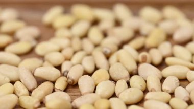 Çam fıstığının yakın çekim videosu.