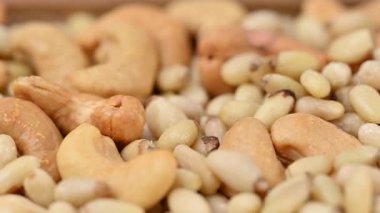 Kaju, fındık, badem ve şam fıstığı karışımının yakın çekim videosu.