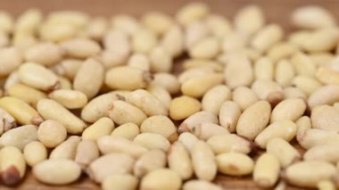 Çam fıstığının yakın çekim videosu.