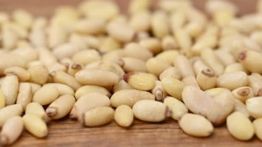 Çam fıstığının yakın çekim videosu.