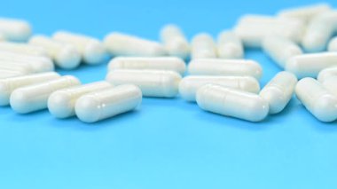 Mavi arkaplandaki beyaz kapsüllerin videosu