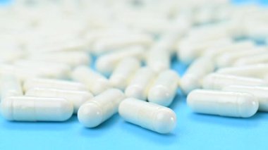 Mavi arkaplandaki beyaz kapsüllerin videosu