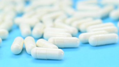 Mavi arkaplandaki beyaz kapsüllerin videosu