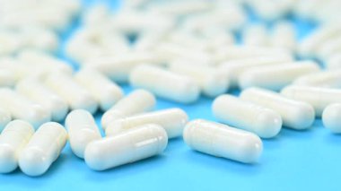 Mavi arkaplandaki beyaz kapsüllerin videosu