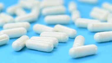 Mavi arkaplandaki beyaz kapsüllerin videosu