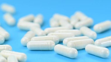 Mavi arkaplandaki beyaz kapsüllerin videosu