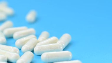 Mavi arkaplandaki beyaz kapsüllerin videosu