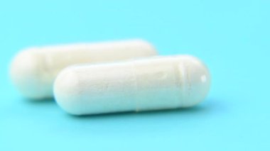 Mavi arkaplandaki beyaz kapsüllerin videosu