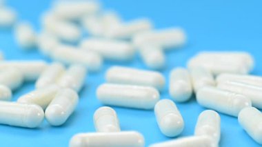 Mavi arkaplandaki beyaz kapsüllerin videosu