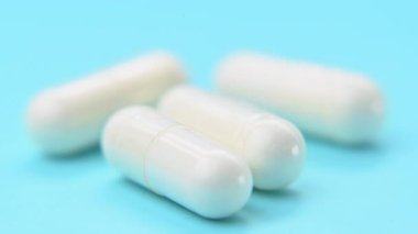 Mavi arkaplandaki beyaz kapsüllerin videosu