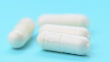 Mavi arkaplandaki beyaz kapsüllerin videosu