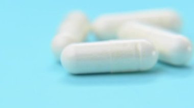 Mavi arkaplandaki beyaz kapsüllerin videosu