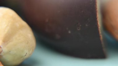 Fındık ve badem ezmesi şekerlerinin yakın çekim videosu.