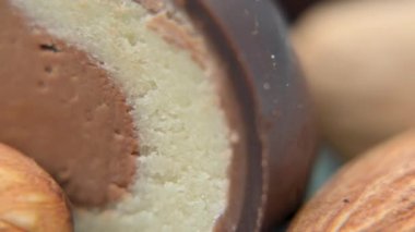 Fındık ve badem ezmesi şekerlerinin yakın çekim videosu.