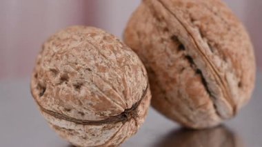 Kabuğundaki cevizin yakın plan videosu.
