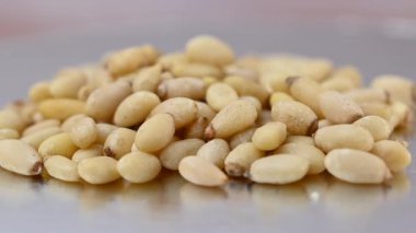 Soyulmuş çam fıstıklarının yakın çekim videosu.