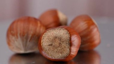 Kabuğunda bir fındık olan yakın plan bir video.
