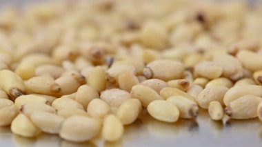 Soyulmuş çam fıstıklarının yakın çekim videosu.