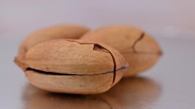 Kabuklarındaki cevizlerin yakın çekim videosu.