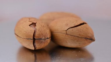 Kabuklarındaki cevizlerin yakın çekim videosu.