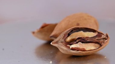 Kabuklarındaki cevizlerin yakın çekim videosu.