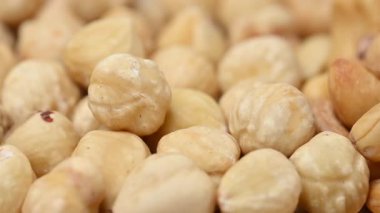 Badem, fıstık, fıstık ve çam fıstığı karışımının yakın plan videosu.