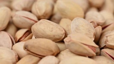 Badem, fıstık, fıstık ve çam fıstığı karışımının yakın plan videosu.