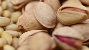 Badem, fıstık, fıstık ve çam fıstığı karışımının yakın plan videosu.