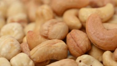 Badem, fıstık, fıstık ve çam fıstığı karışımının yakın plan videosu.