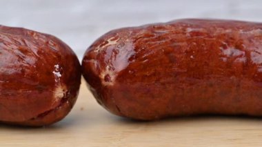 Izgara sosislerin yakın çekim videosu.