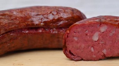 Izgara sosislerin yakın çekim videosu.