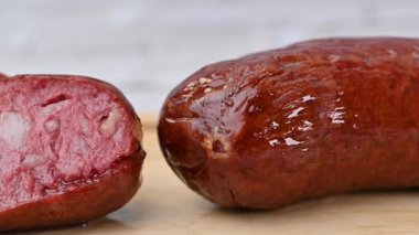 Izgara sosislerin yakın çekim videosu.