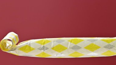 Bir şenlik ıslığının yakın çekim videosu.