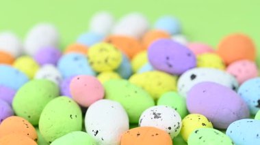 Yeşil arka planda yumurtaları olan Paskalya videosu